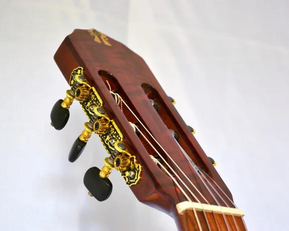 Detalle del clavijero de una guitarra Ensueño