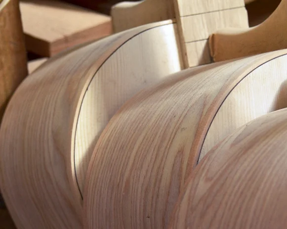Cuerpos de instrumentos de madera en el taller Ensueño