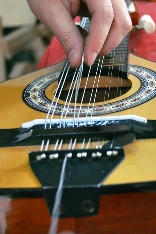 Trabajo de mantenimiento en una guitarra